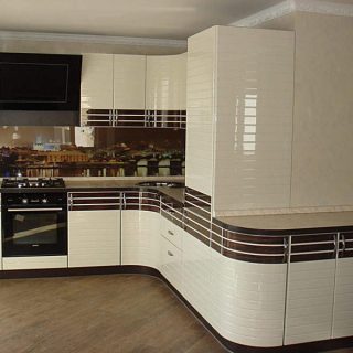 Кухня с крашеными в 2 цвета МДФ фасадами