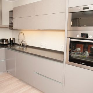 Кухня с крашеными матовыми фасадами