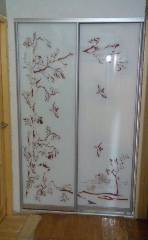 Шкаф с крашеными рисунками