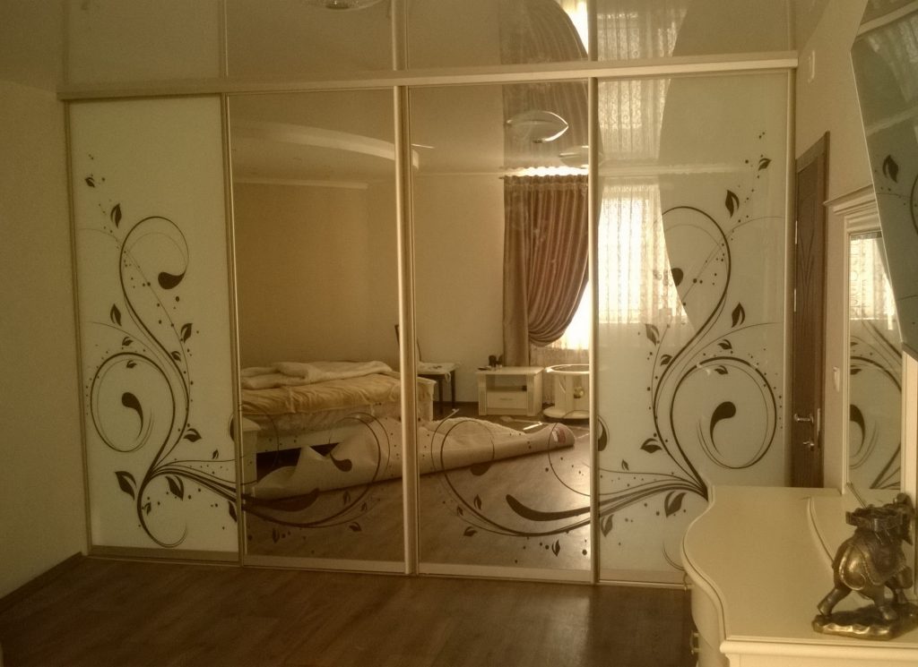Шкаф с крашеными рисунками