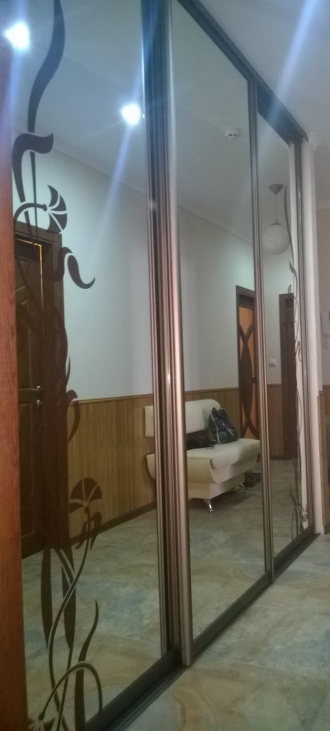 Шкаф с крашеными рисунками
