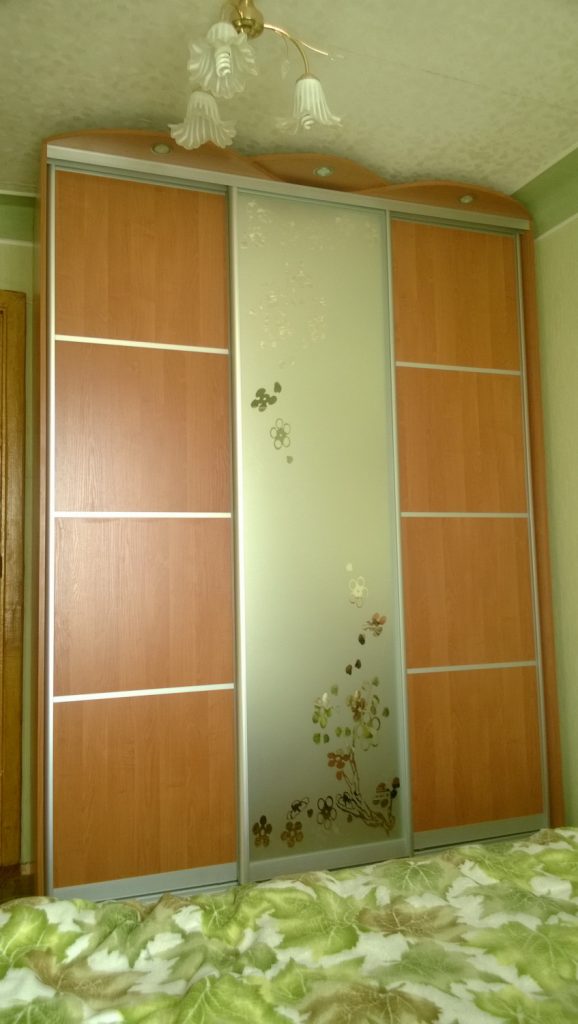 Шкаф с рисунками на зеркале