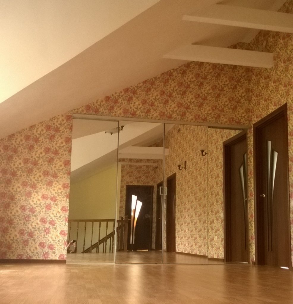 Раздвижные зеркальные двери для гардеробной
