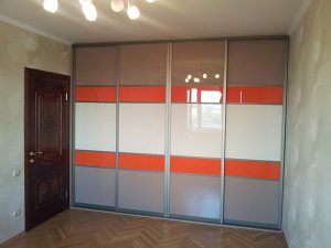 Трехцветный шкаф с крашеным стеклом
