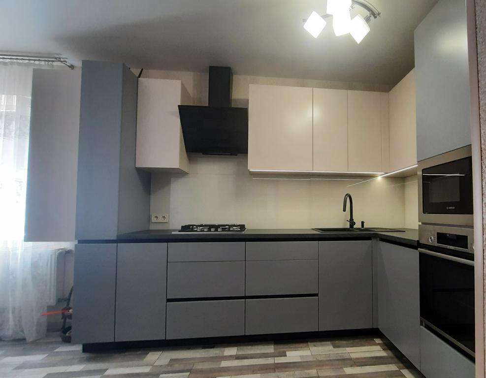 кухня с крашеными фасадами