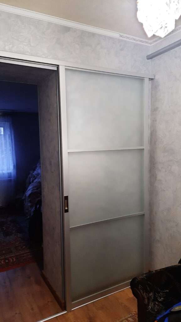 раздвижная дверь с матовым стеклом
